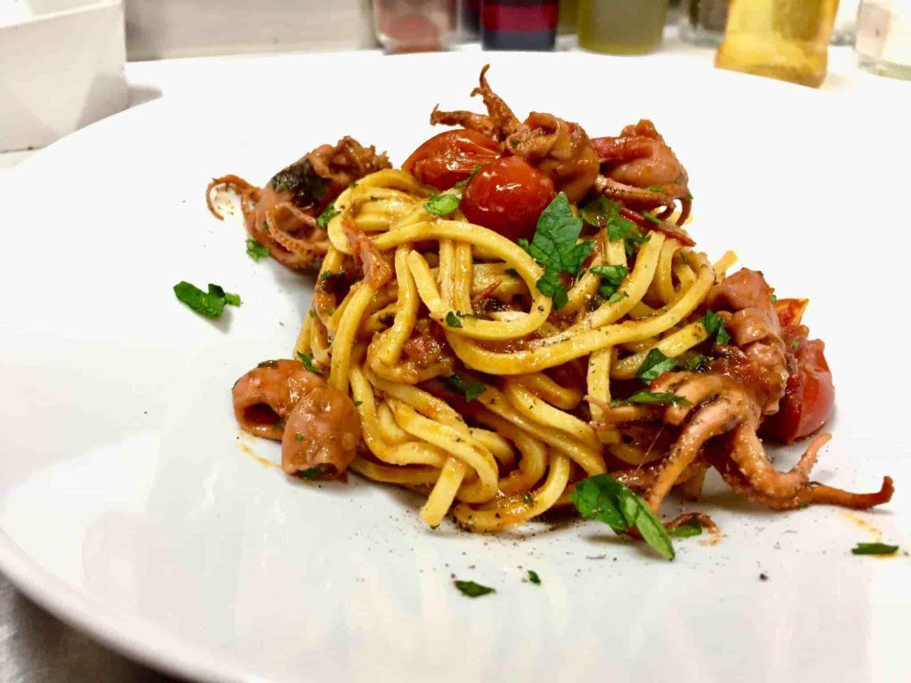 La Mangiatoja A Torino E Il Panino Piu Lungo Di Torino